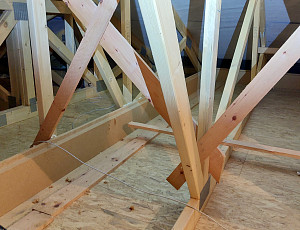 Zateplení stropu novostavby typu bungalov pomocí foukané izolace